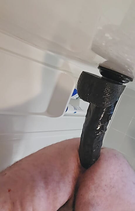 Riesiger dildo gleitet in dicken bären