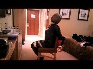 Daniella saß auf einem Stuhl