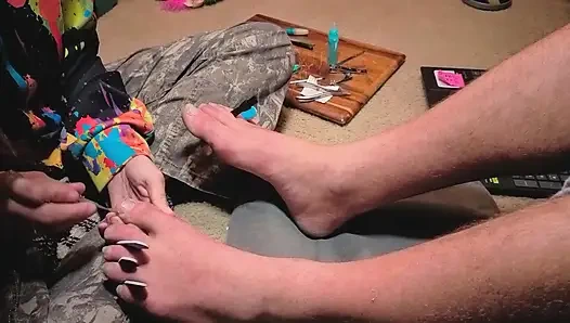 Melody Gibt Ihrem Meister Eine Pediküre