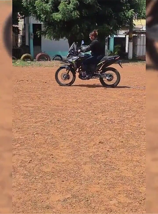 Bu aptalı sikiyorum çünkü motosiklete binmeme izin veriyor