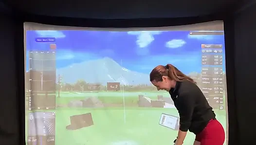 Benim lush ile bir simülatörde golf yapmaya çalışıyorum! Ben sallanırken boşalmamaya çalışıyorum!