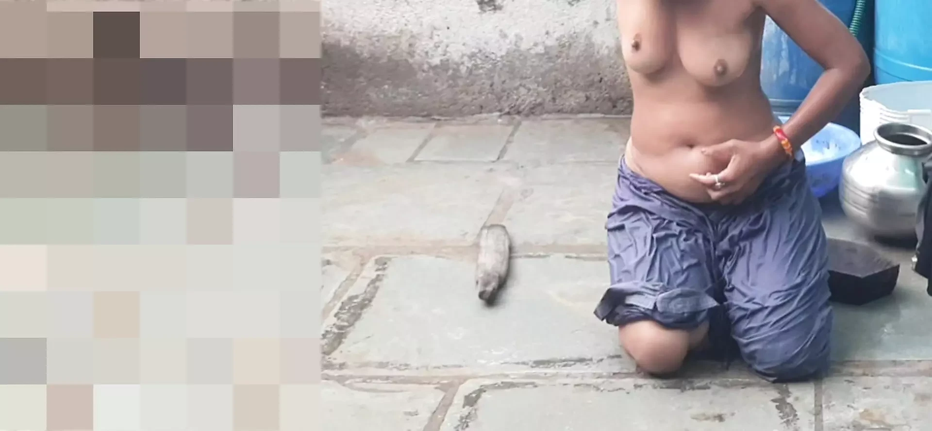 Elder sister-in-law opened the skirt and took a bath in the open bathroom completely naked.