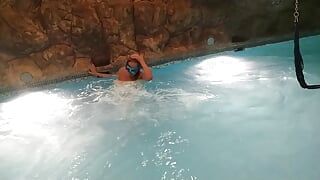 Puszczalska mils rucha się i pływa w basenie