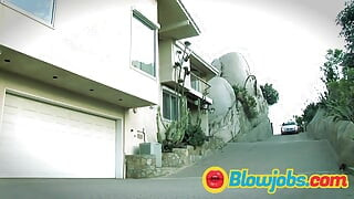 Un grosso cazzo per due puttane bionde con tette piccole