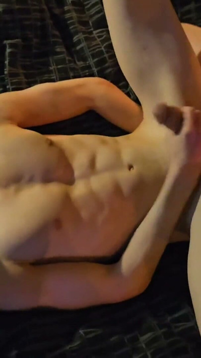 Um tipo com um pau grande fodeu um twink doce | Clip 1