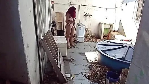 Надеваю это горячо на уборщицу на заднем дворе