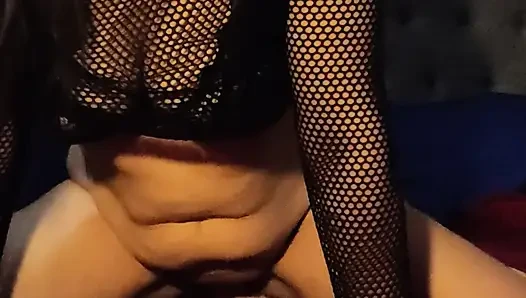 Cewek semok latina lagi asik masturbasi bareng cowok kulit hitam