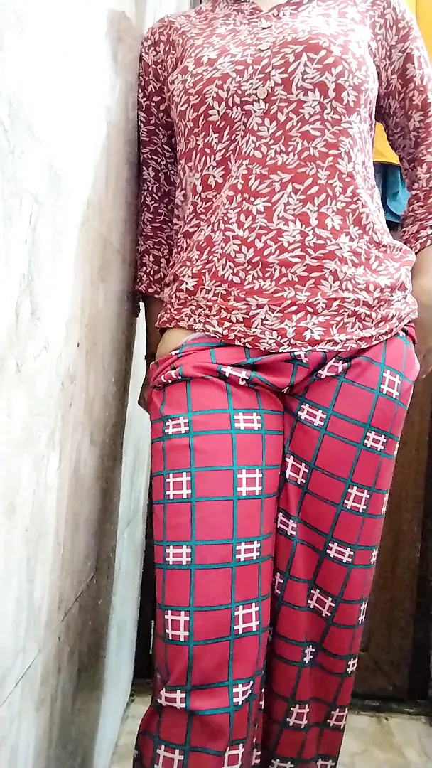 Babhi ko nangi nahate hue dekha appena sposata