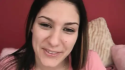 Adik tiriku yang super sange lagi asik nyepong kontolku sampai dicrot di wajahnya!