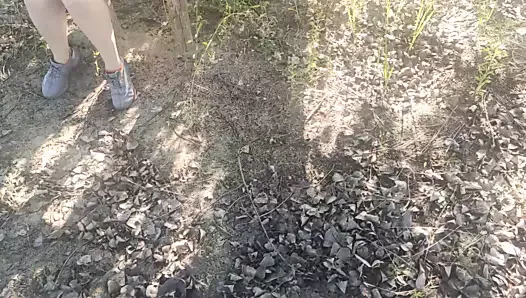 Молоденькая студентка мастурбирует свою киску на публике в лесу