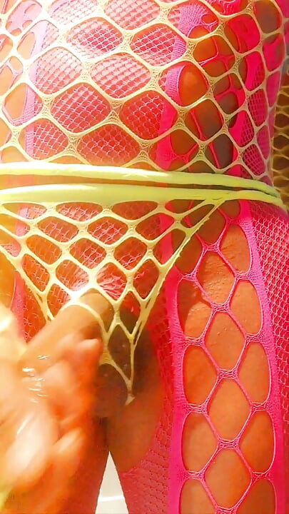 Κάνω δονητή και χύνω σε αργή κίνηση μπροστά σε 2 τσούλες που γαμάνε