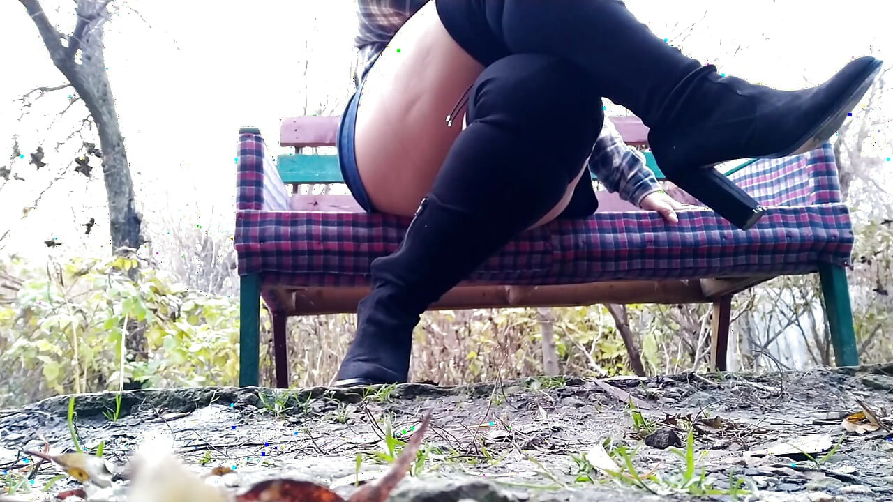 O femeie mare și frumoasă matură în ciorapi se masturbează cu o ejaculare