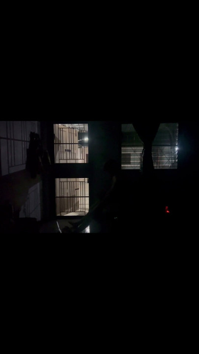 Teen membuka pintu ruang pamer. | Clip 1