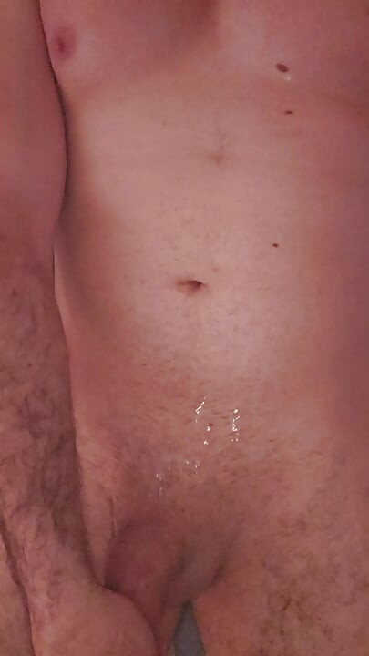 Lambe a enorme gozada do meu corpo e dos meus dedos