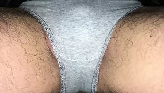 pissing içinde gri külot