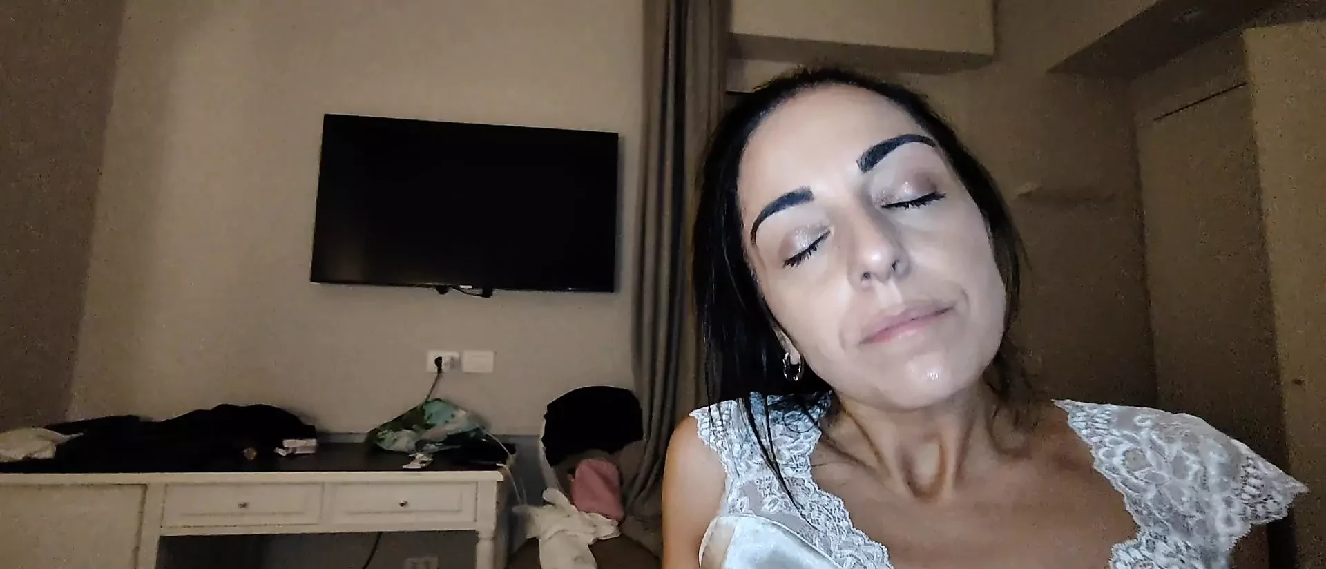 Puta esposa consigue follada por camarero del hotel