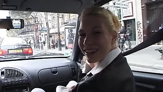 Красивая французская крошка-блондинка скачет на хуе в парке