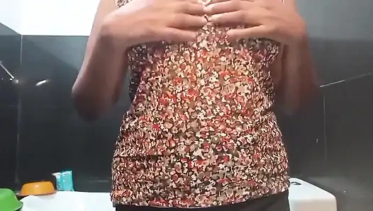 Die zierliche Desi Mia Z masturbiert im freien auf einer Wanderung