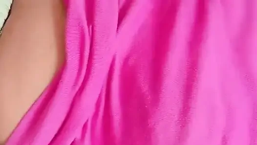 Cewek sange ini lagi asik masturbasi itilnya sampai orgasme intens