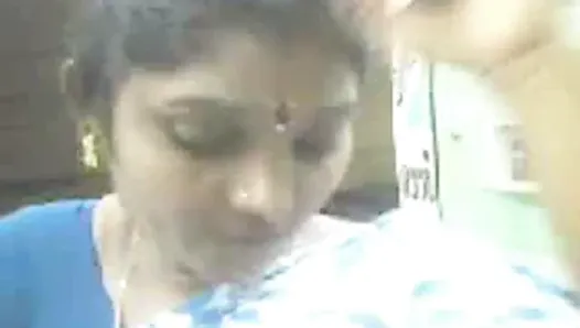 Les seins d'une tatie tamoule pressés par le propriétaire du magasin
