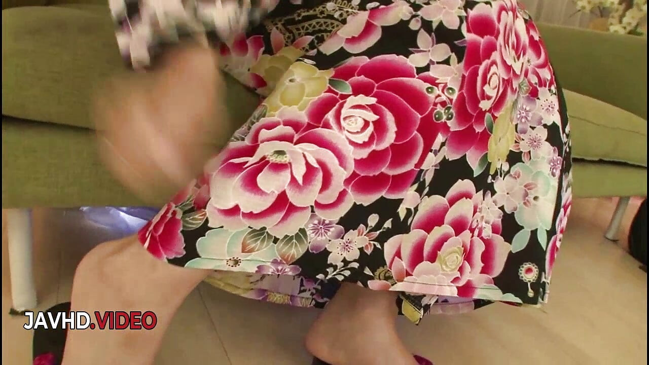 Manami Komukai ในฉากสวิงกิ้งสามคนพร้อมน้ำแตกใส่หน้า