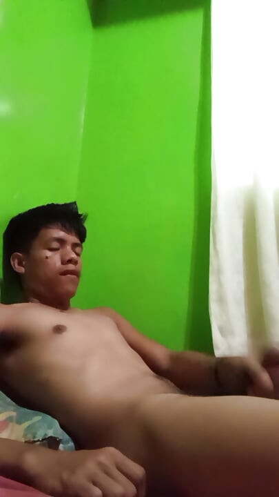 Philippino Twink Boy Jerks off in Bed, Huge Cumshot!