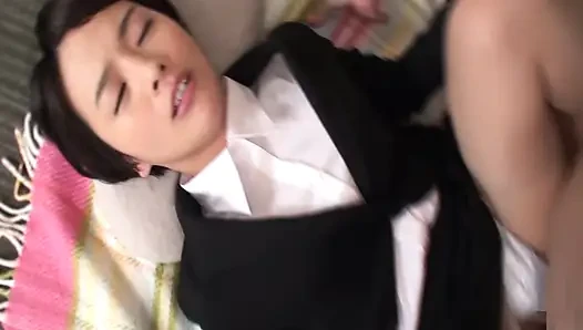 Si cantik rambut pendek tajam ai ungkap sisi sensitifnya dalam perjumpaan yang intim dan dalam banget