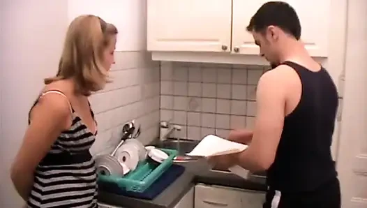 Бедный чувак должен очистить кухне по приказу его госпожи