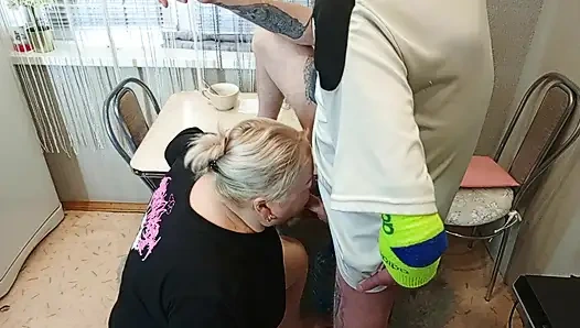 днем, я трахаю мою соседку в рот на кухне и кончаю