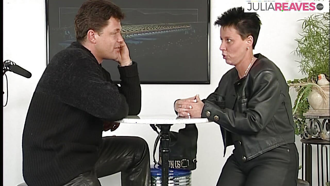 สาวเซ็กซี่ก้มตัวขณะที่เธอโดนเย็ดด้วยดิลโด้