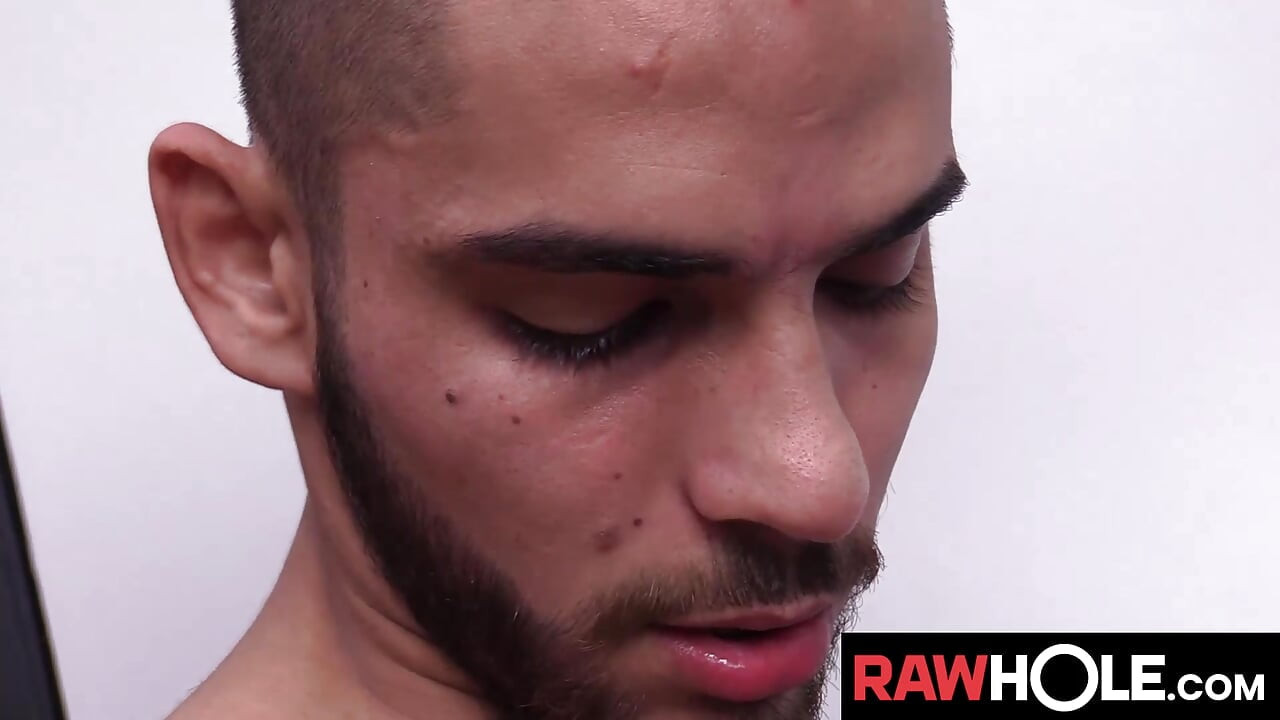 RAWHOLE Gus geme în timp ce se bucură de sentimentul de pula latino a lui Daguys în el