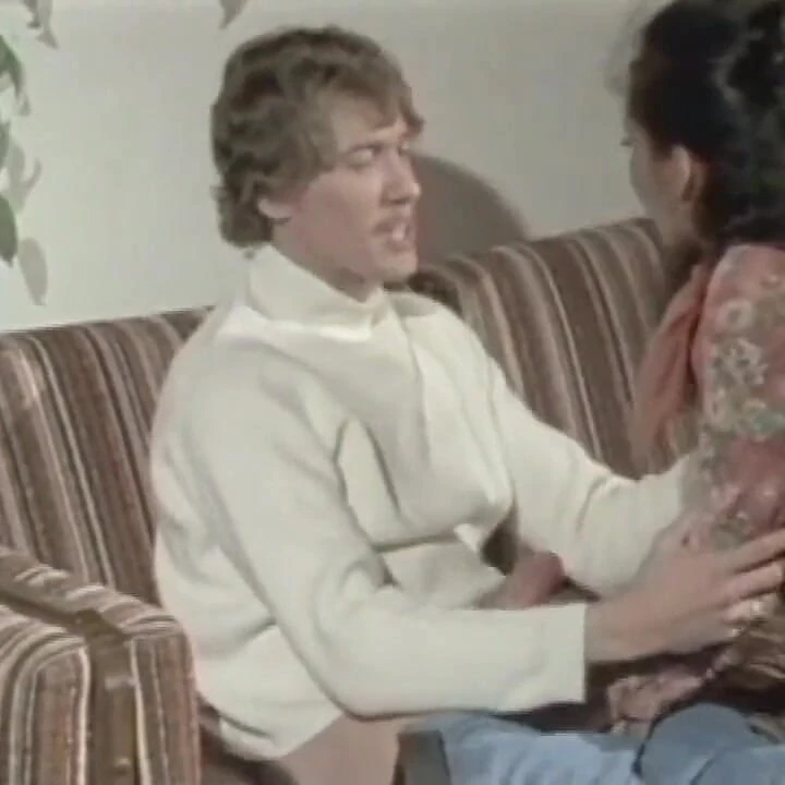 Порно көру: Анасы қызына минет жасауды үйретеді