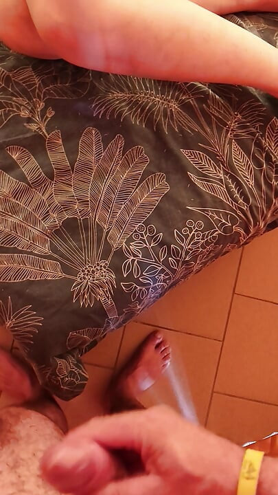 Milf de biquíni convida jovem do acampamento depois da piscina para estilo cachorrinho