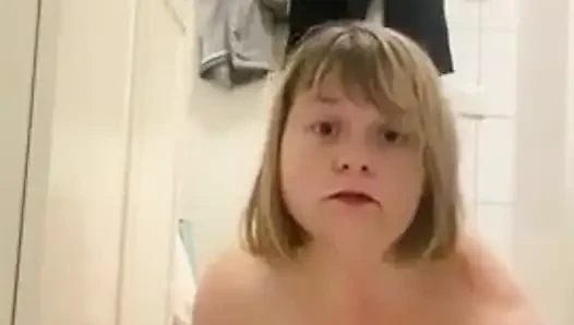 Amcıklı kız büyük dildoyla eğleniyor