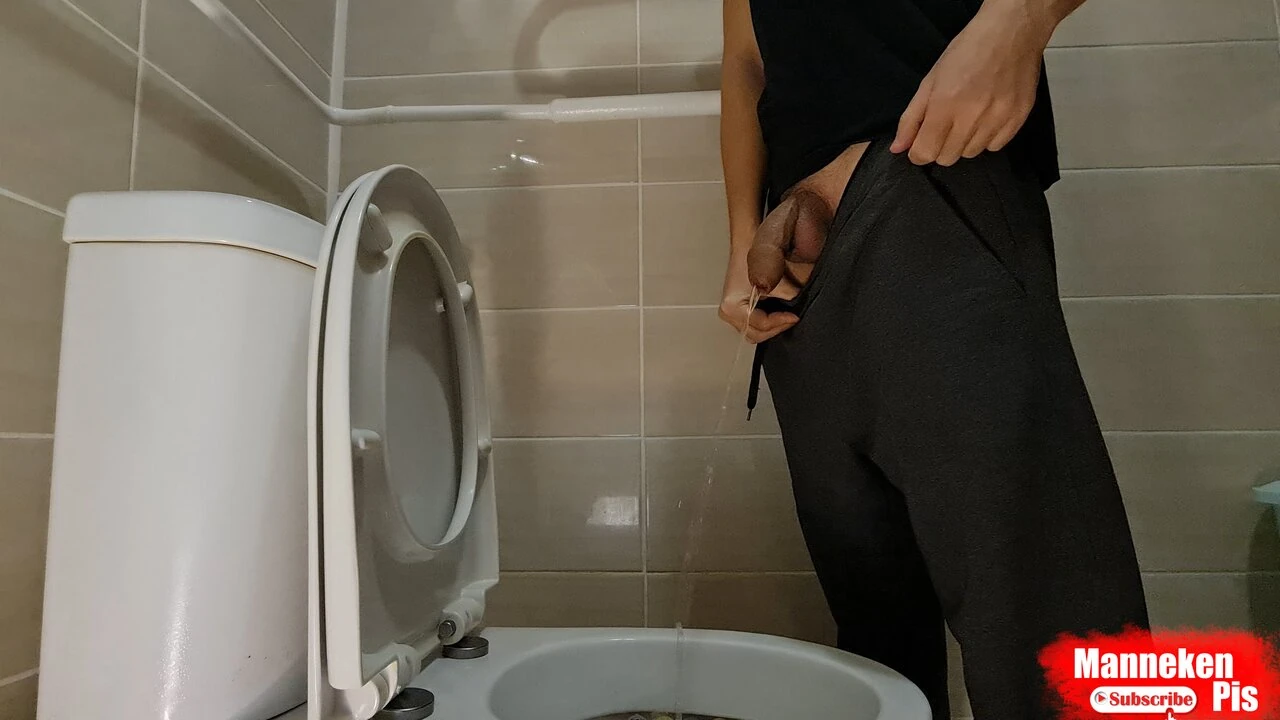 Pojke som pissar med oförskuren kuk och stora bollar