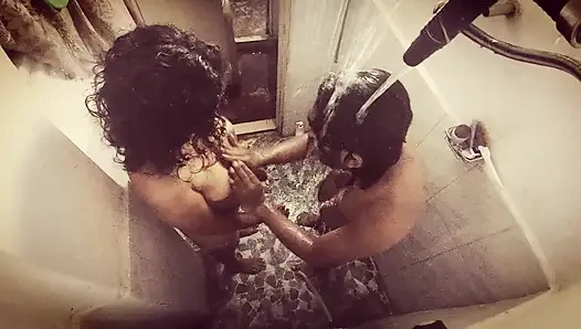 Üvey kız kayınpeder üvey babasına süt için yalvarıyor, kocası çalışıyor