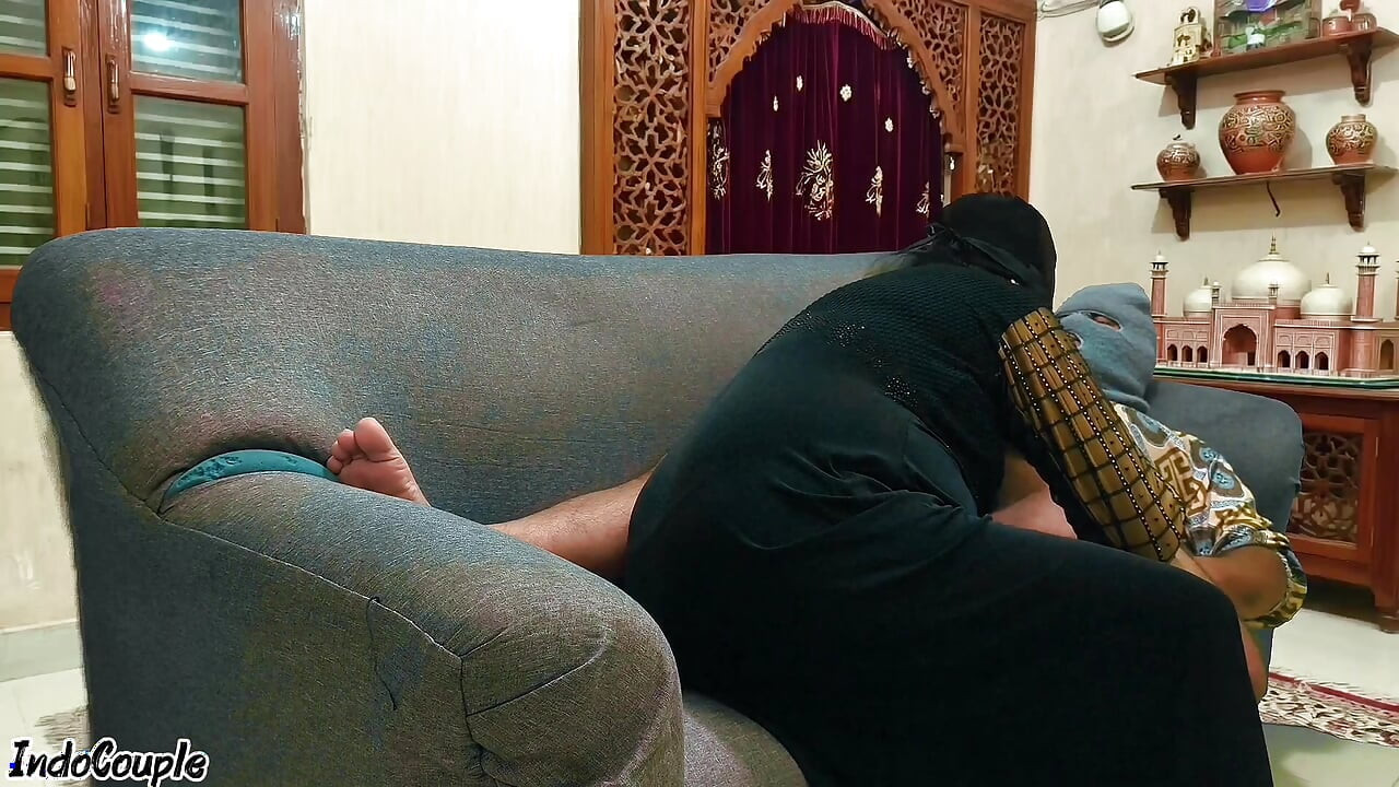 Viralowe wideo pakistańskiego męża noszącego indonezyjski hidżab w Dżakarcie