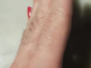 Polish merah pada kuku jari saya
