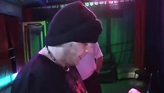 Dünne brünette nimmt mehrere schwänze in schlampig oral und hämmern