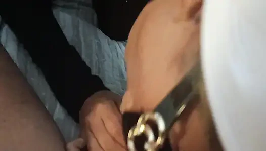 MILF dalam kacamata hitam POV blowjob dengan cumshot di mulut