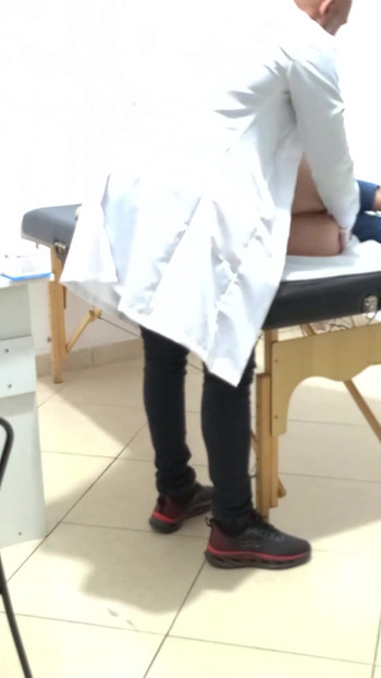 Ikonický okamžik od "Proktolog provádí anální vyšetření kondomovaného pacienta."
