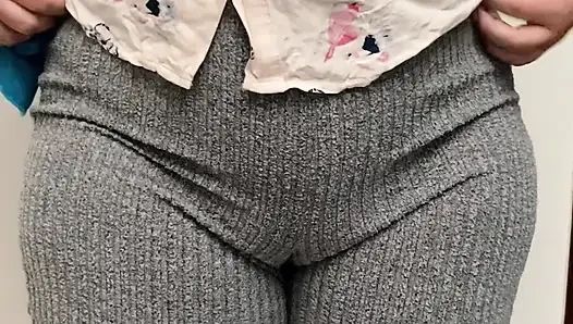 Моя мачеха MILF чистит и подпрыгивает своей красивой попой в йога-штанах
