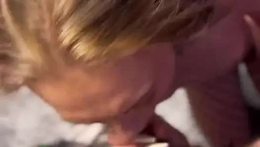 Zierliche spermaschlampe lutscht schwanz und bekommt creampie-pOV