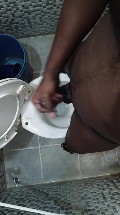 Indijski studenti u kupatilu hostela 3