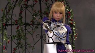 Cosplay Fsn Sabre наслаждается кримпаем после траха пальцами пальцами