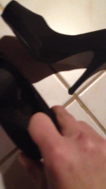 Loading sexy gfs friend satin pumps.