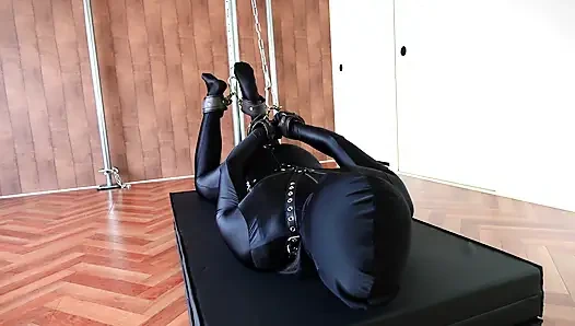 Она наслаждается позами БДСМ