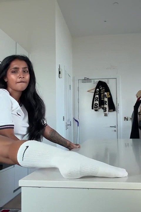 Min fru ger mig sin röv före VM-matchen - Yasmina Khan