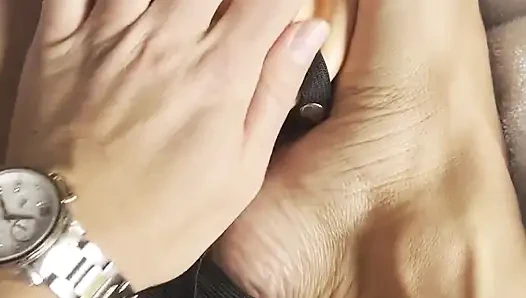 Соблазняют ступнями на моем страпоне на члене