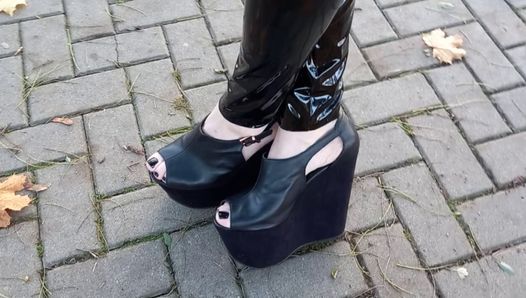 Wedges de plataforma alta - caminando y posando - fetiche de zapatos